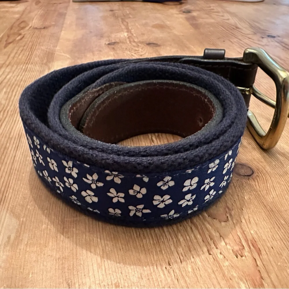 Vineyard Vines girls blue floral club belt